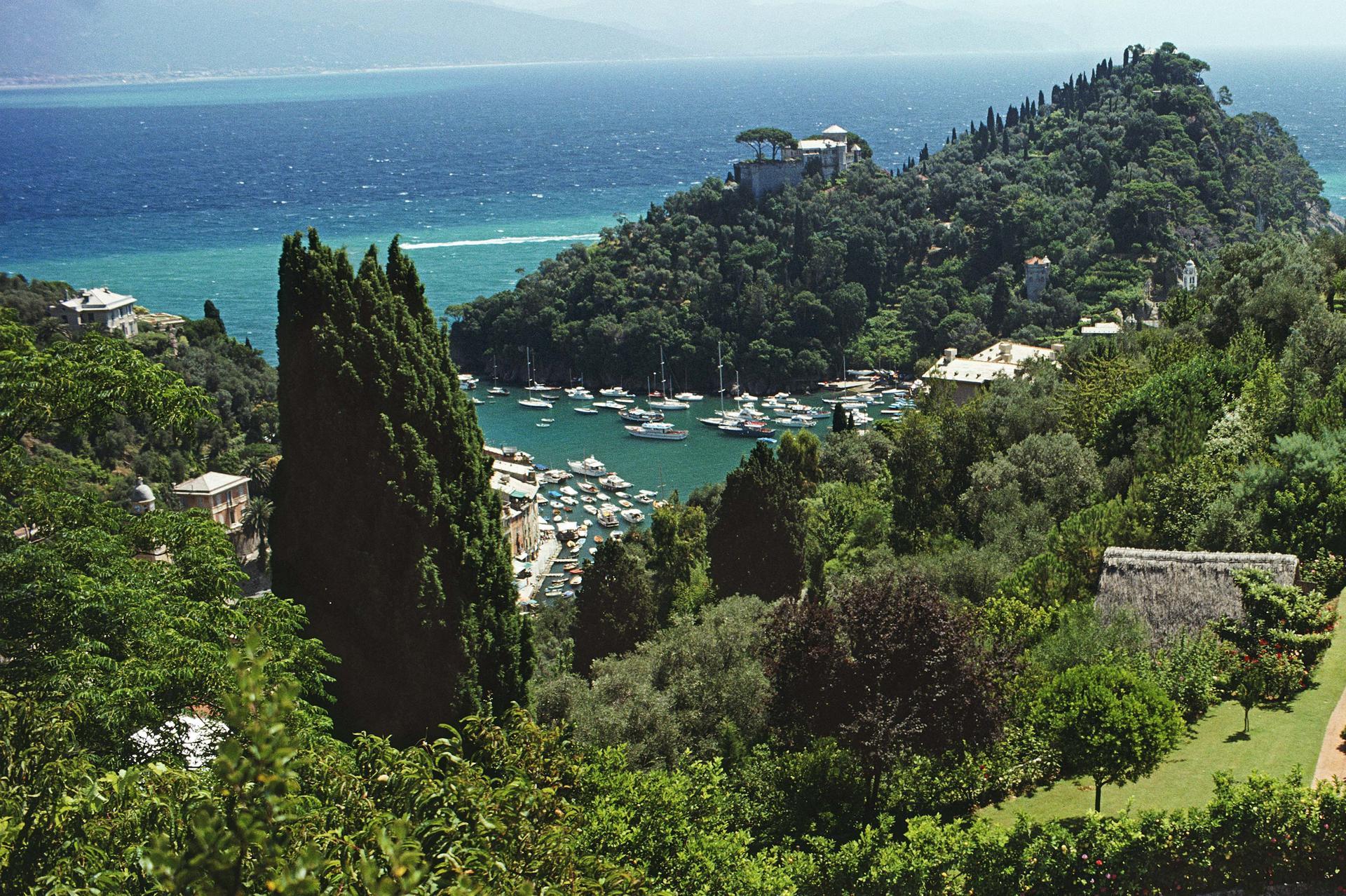 Villa Portofino, édition de succession, paysage de bord de piscine à Casa Montefino, Italie - Noir Landscape Photograph par Slim Aarons