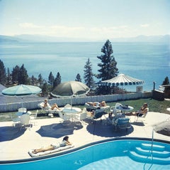 Slim Aarons - Se détendre au lac Tahoe - Estampillé Estate