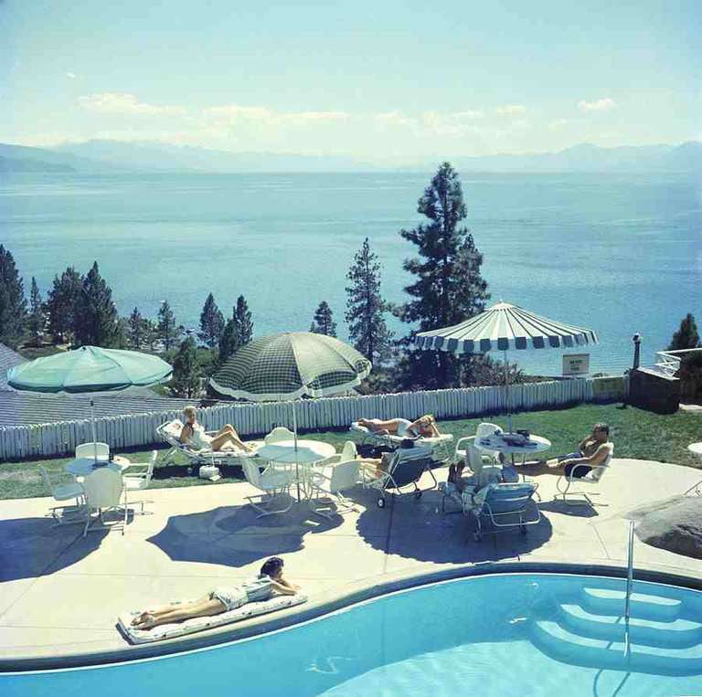 Un grupo de personas relajándose junto a una piscina cerca del lago Tahoe, California, 1959.