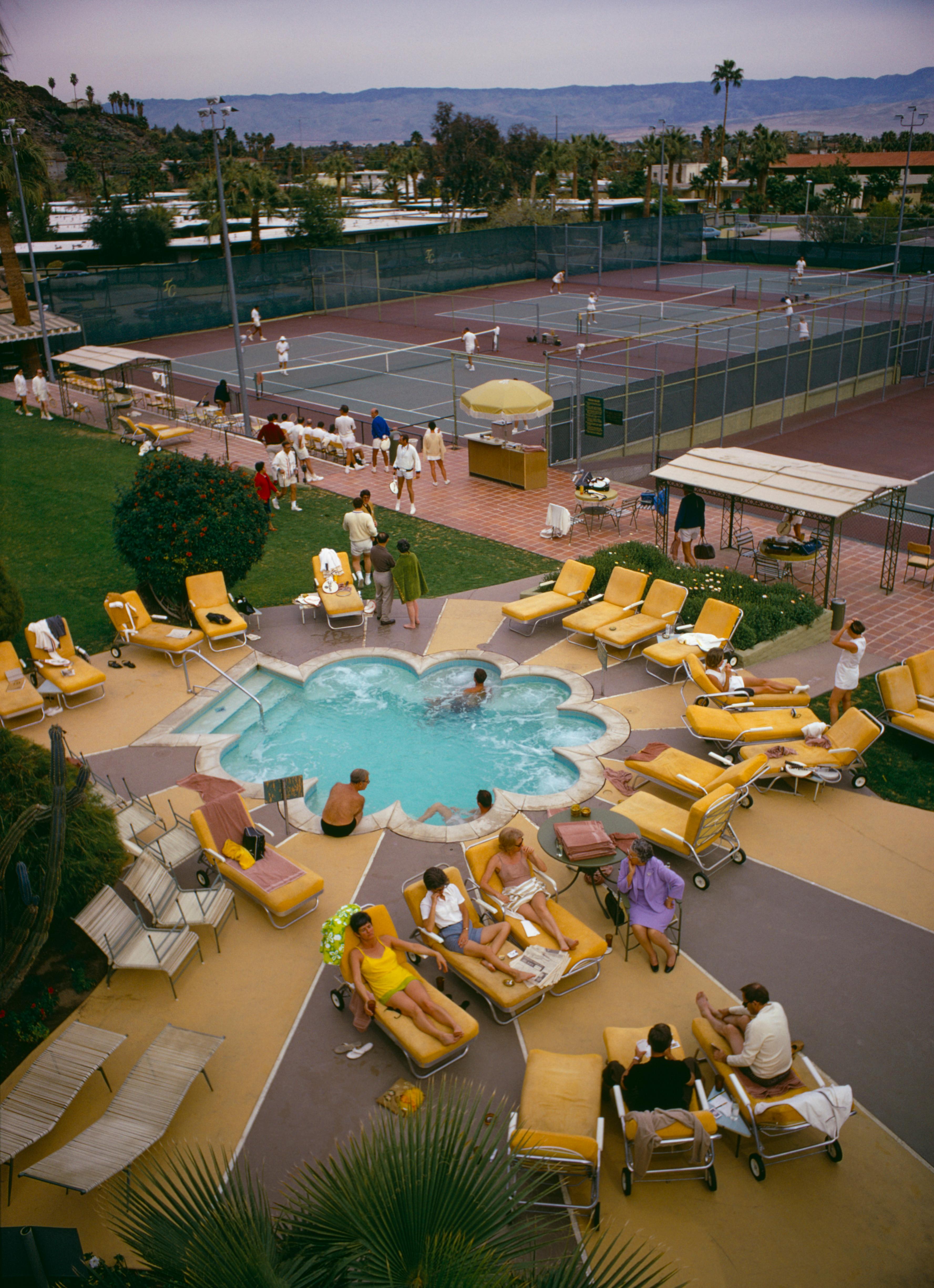 Schlanke Aarons
Entspannen im Club
1970
Chromogener Lambda-Druck
Nachlassgestempelte und handnummerierte Auflage von 150 Stück mit Echtheitszertifikat. 

Mitglieder sonnen sich am Pool des Palm Springs Tennis Club, Kalifornien, um 1970. (Foto: Slim