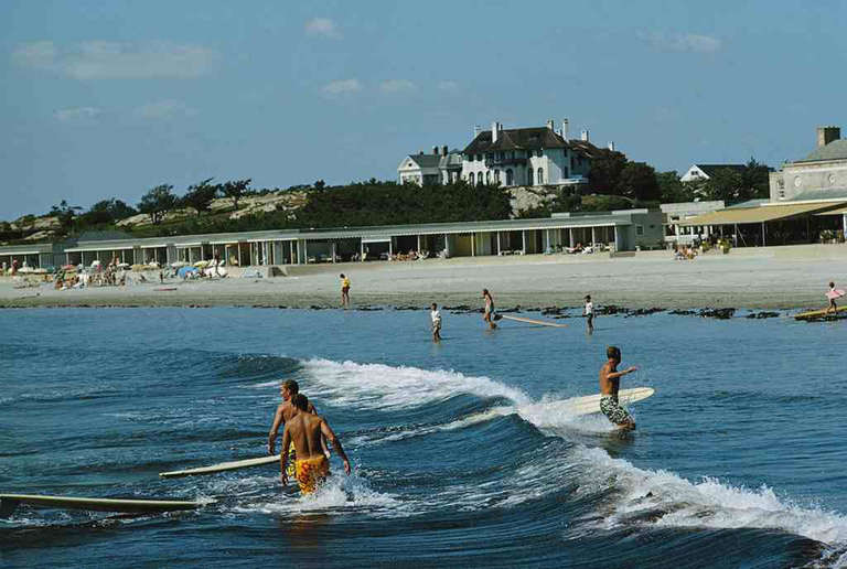 Rhode Island Surfer, 1965
Nachlassgestempelte und handnummerierte Auflage von 150 Stück mit Echtheitszertifikat des Nachlasses.   

Slim Aarons (1916-2006) arbeitete hauptsächlich für Society-Publikationen und fotografierte "attraktive Menschen, die