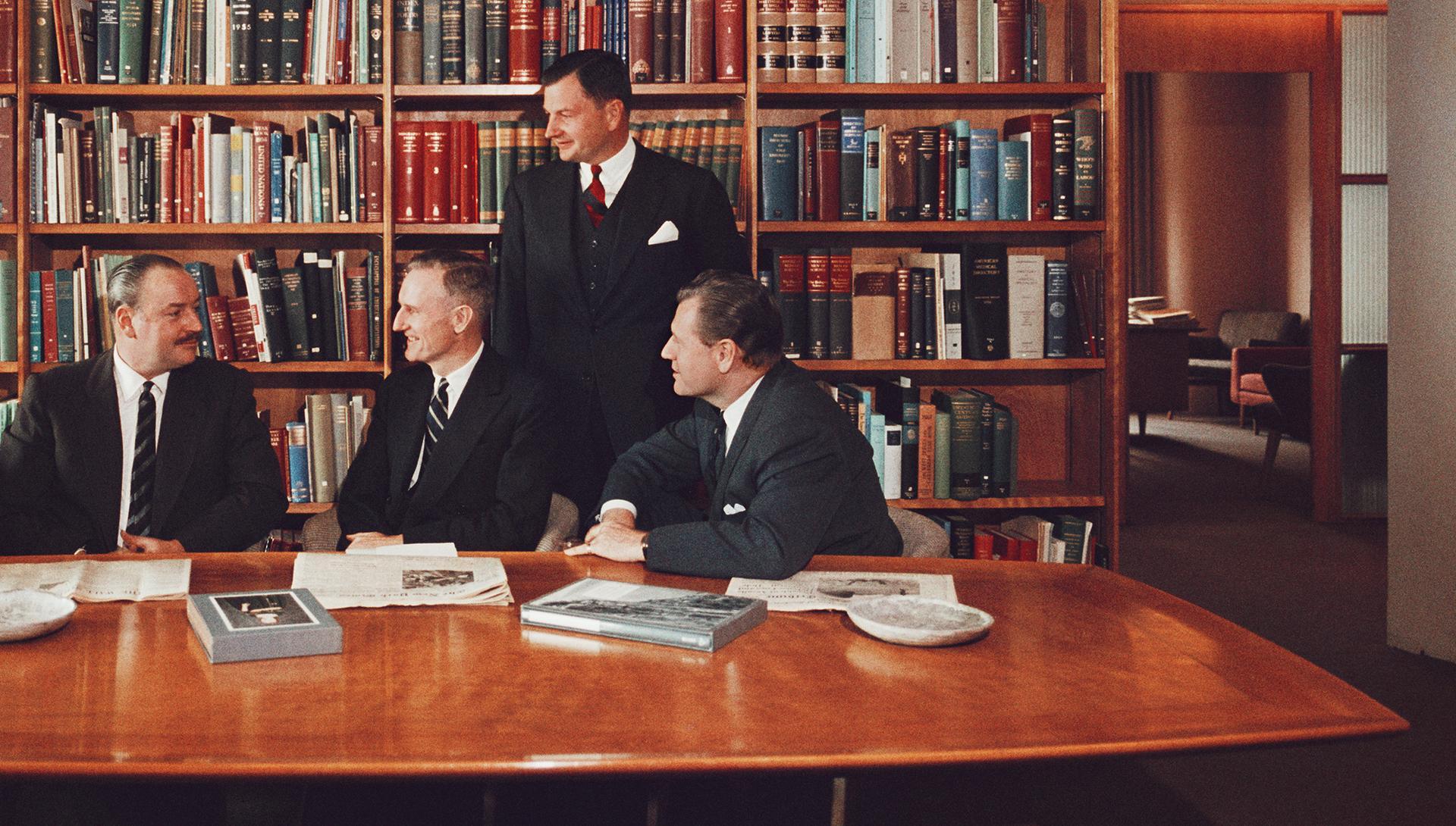 Dieses Porträtfoto des Gesellschaftsfotografen Slim Aarons aus dem Jahr 1980 zeigt die Rockefeller-Brüder in ihrem Büro in Radio City, New York. Von links nach rechts: Laurance (1910 - 2004), Winthrop (1912 - 1973), John D. Rockefeller (1906 -