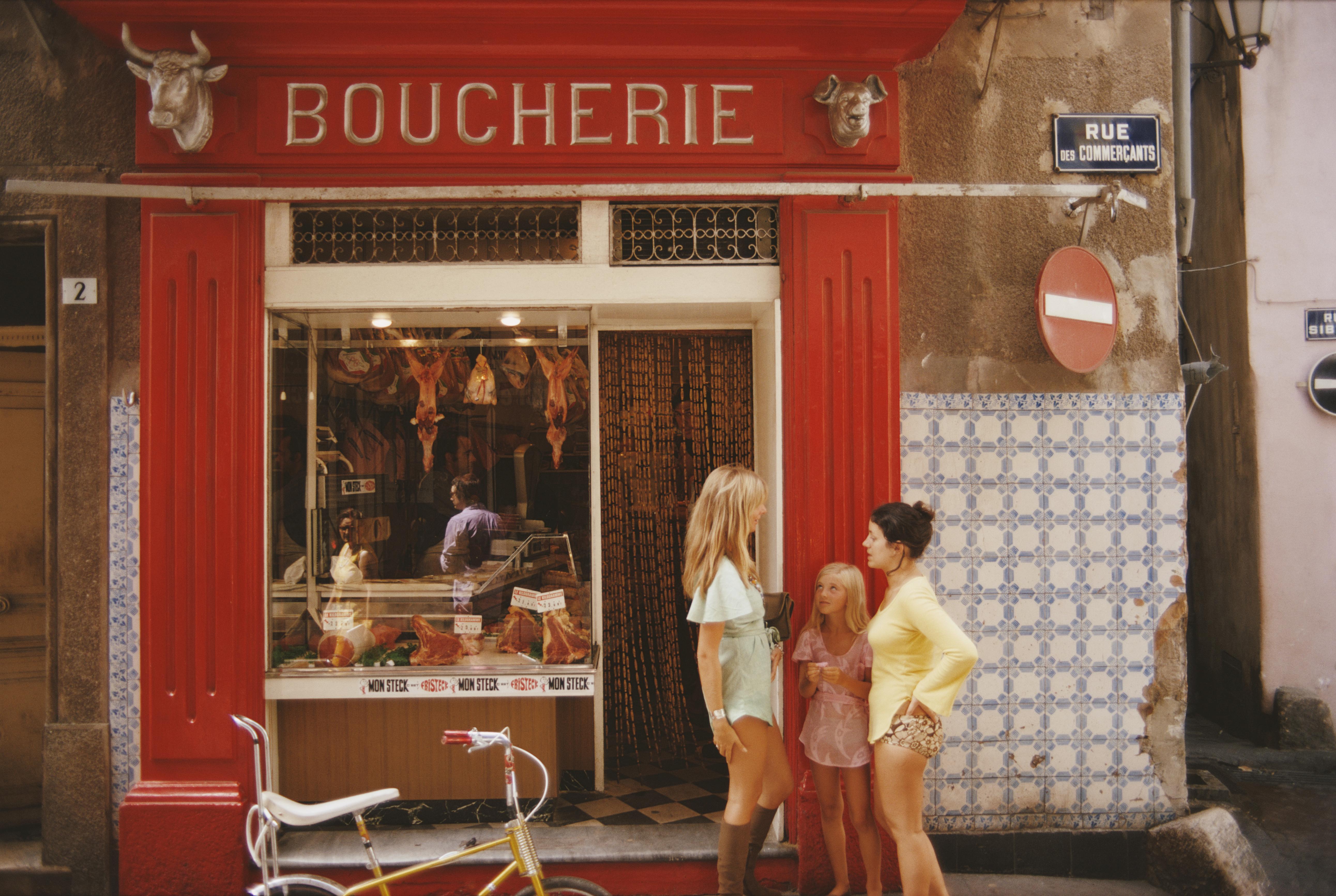Schlanke Aarons
Saint-Tropez Boucherie
1971. (später gedruckt)
C Druck 
Nachlassgestempelte und nummerierte Auflage von 150 Stück 
mit Echtheitszertifikat

Eine Metzgerei in der Rue des Commercants in Saint-Tropez an der Côte d'Azur, August