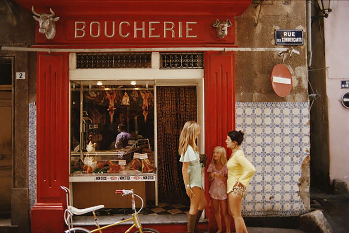Eine Metzgerei in der Rue des Commercants in Saint-Tropez an der Côte d'Azur, 1971.

Nachlassgestempelte und handnummerierte Auflage von 150 Stück mit Echtheitszertifikat des Nachlasses. 

Slim Aarons (1916-2006) arbeitete hauptsächlich für