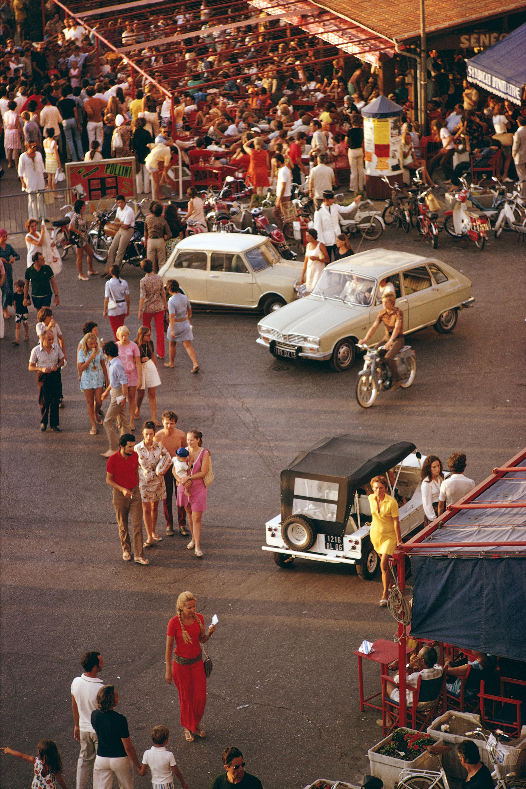 Les baigneurs de Saint-Tropez, 1971 
Édition de 150 exemplaires numérotés à la main et estampillés par la succession, avec certificat d'authenticité de la succession.

Voitures et piétons sur le front de mer animé de Saint-Tropez, dans le sud-est de