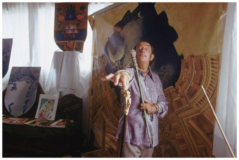Slim Aarons Portrait Photograph – Salvador Dali: Take It: Nachlass-Fotografie [Ikonisch Surrealistisch, Modernist]