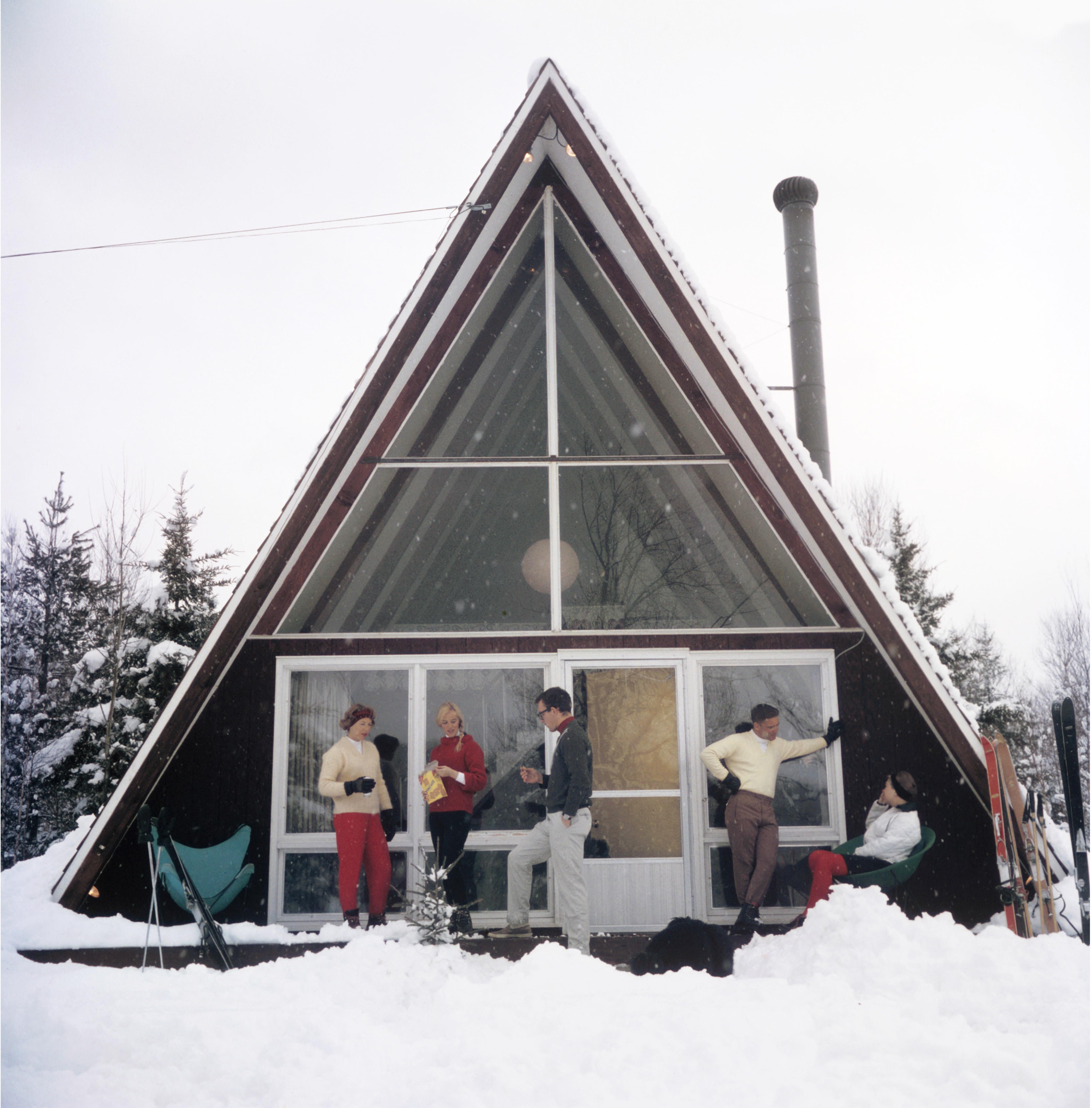 Sulle piste di Stowe
1962 (stampato successivamente)
Stampa a C
Edizione stampata e numerata a mano di 150 esemplari con certificato di autenticità dell'azienda. 

Cinque persone che si rilassano sulla terrazza della Skaal House, una casa