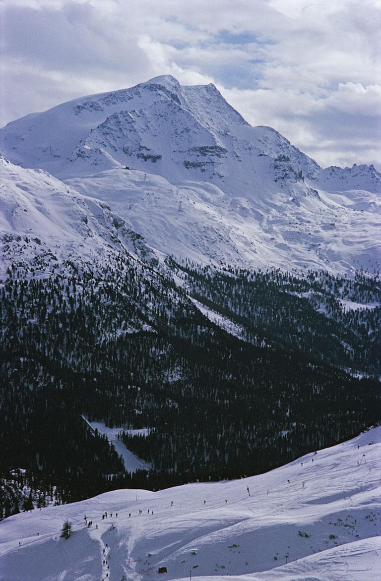 Skipiste in St. Moritz, 1963
Chromogener Lambda-Druck
Nachlassauflage von 150 Stück

Skifahrer (unten) auf einer Piste in St. Moritz, Schweiz, März 1963. 

Nachlassgestempelte und handnummerierte Auflage von 150 Stück mit Echtheitszertifikat des