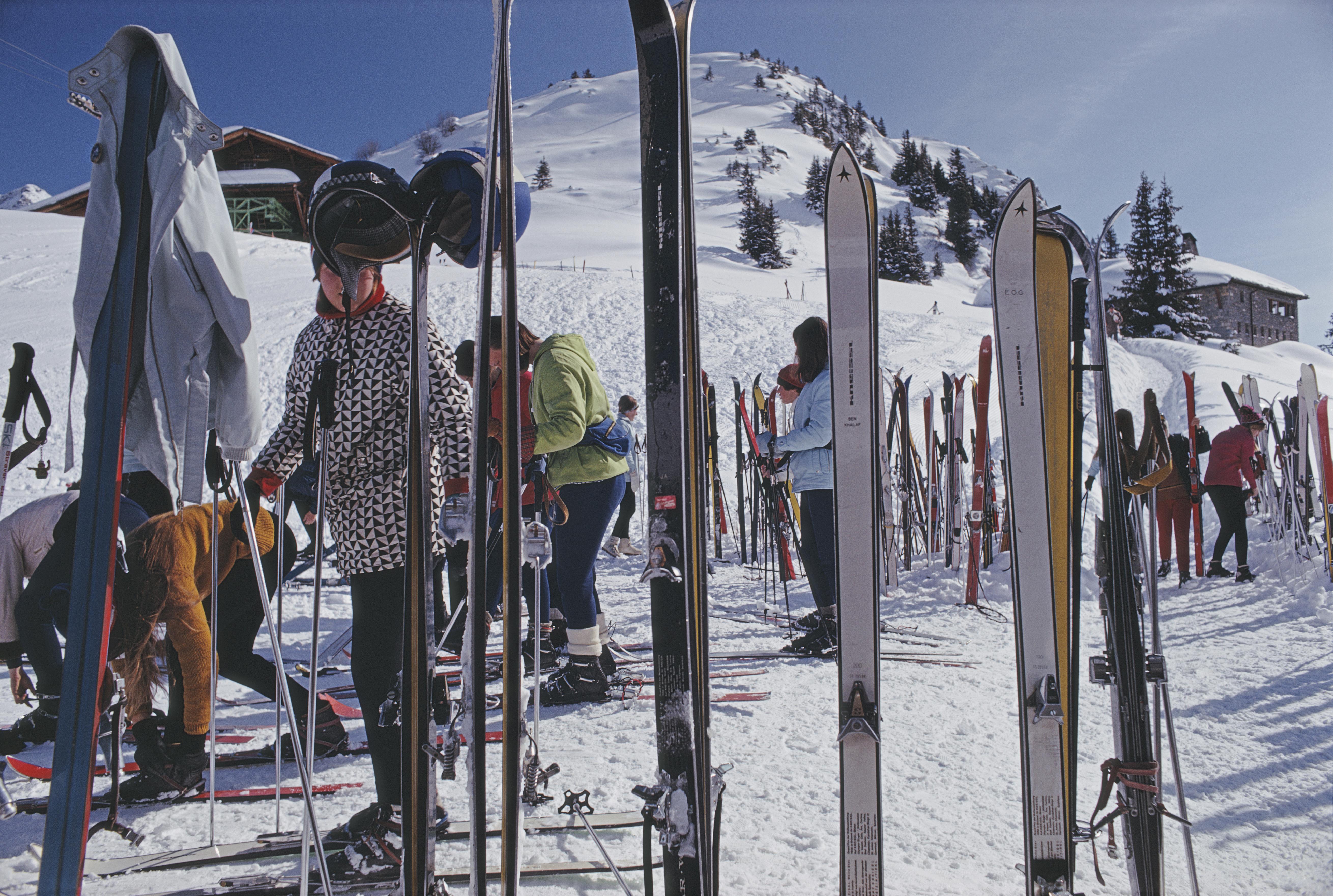 Slim Aarons
Skiers At Gstaad
1969
C print 
Estate stamped and numbered edition of 150 
with Certificate of authenticity

Skiers at Gstaad, Switzerland, 1969.

Slim Aarons (1916-2006) worked mainly for society publications photographing "attractive