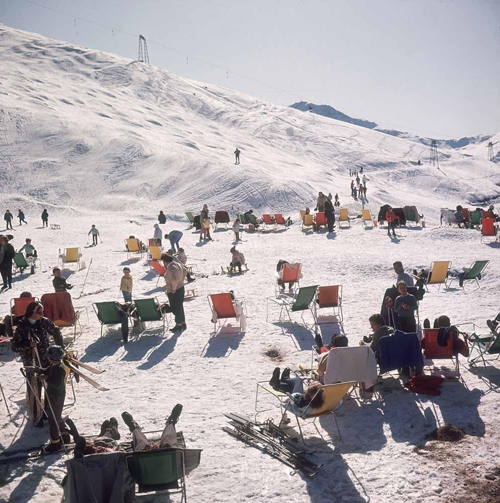 'Skiers At Verbier' 1964 Slim Aarons Limited Estate Edition
1964: Skiers relax in deckchairs on the slopes at Verbier in Switzerland. 

Slim Aarons Chromogenic C print 
Printed Later 
Slim Aarons Estate Edition 
Produced utilising the only original