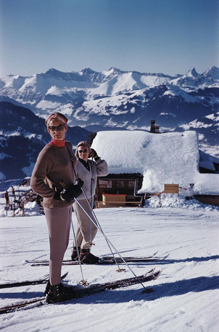 Sciatori a Gstaad, 1961
Stampa cromogenica Lambda
Edizione di 150 esemplari

Sciatori a Gstaad, Svizzera, marzo 1961. 

Edizione stampata e numerata a mano di 150 esemplari con certificato di autenticità dell'azienda. 

Slim Aarons (1916-2006) ha