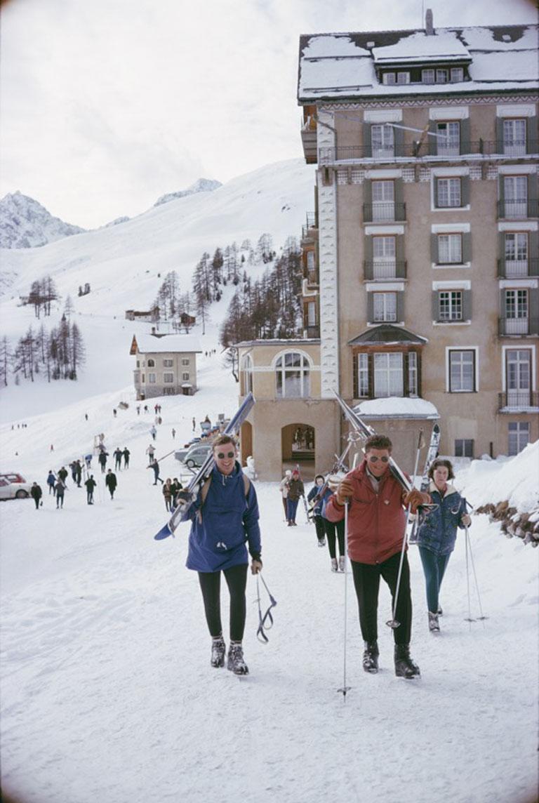Skifahrer in St. Moritz 1963
Chromogener Lambda-Druck
Nachlassauflage von 150 Stück

Skifahrer in St. Moritz, Schweiz, März 1963. 

Nachlassgestempelte und handnummerierte Auflage von 150 Stück mit Echtheitszertifikat des Nachlasses. 

Slim Aarons