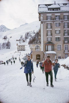 Slim Aarons, Skiers in St Moritz (Estate Edition)