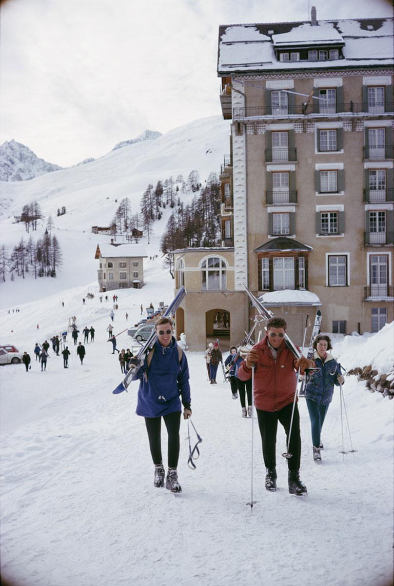 Slim Aarons, Skiers In St. Moritz III (édition d'État) en vente 1