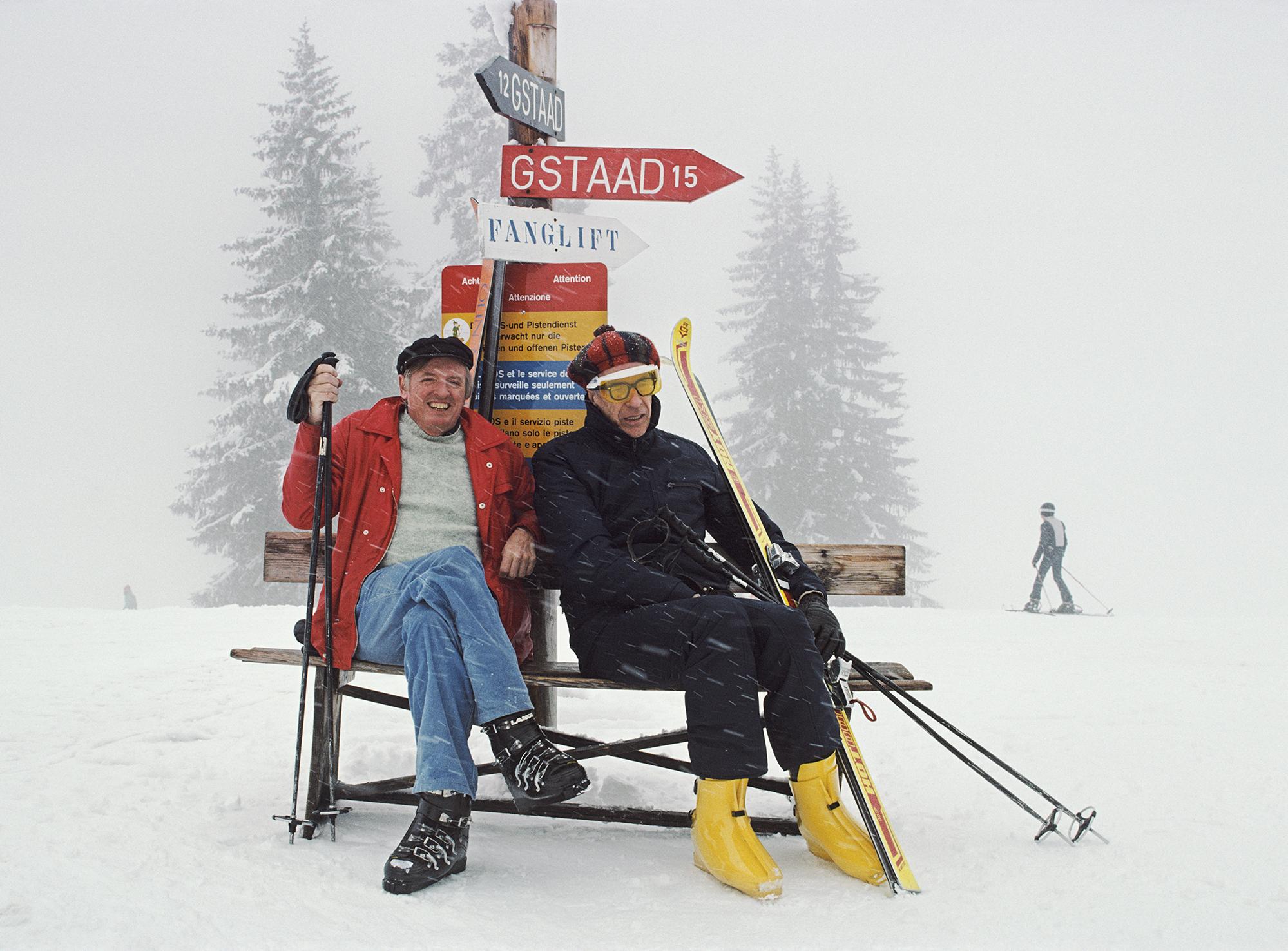 Skiurlaub' 1977 Slim Aarons Limited Estate Edition

Der amerikanische politische Schriftsteller William F. Buckley Jnr. macht in der Nähe von Gstaad eine Pause vom Skifahren mit dem in Kanada geborenen Wirtschaftswissenschaftler John Kenneth