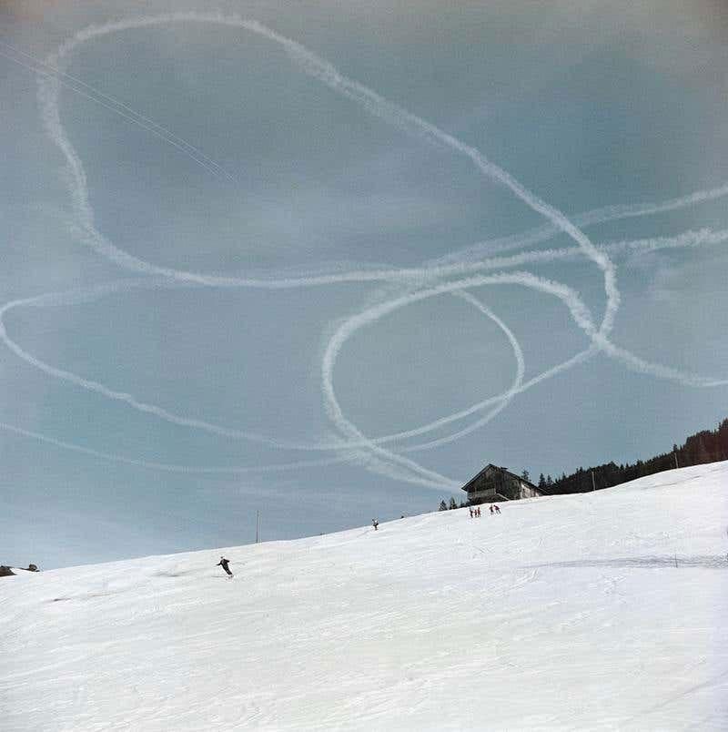 Skifahren in Gstaad, 1961
Chromogener Lambda-Druck
Nachlassauflage von 150 Stück

Eine Kondensstreifen über Skifahrern auf einer Skipiste in Gstaad, Schweiz, 1961

Nachlassgestempelte und handnummerierte Auflage von 150 Stück mit Echtheitszertifikat