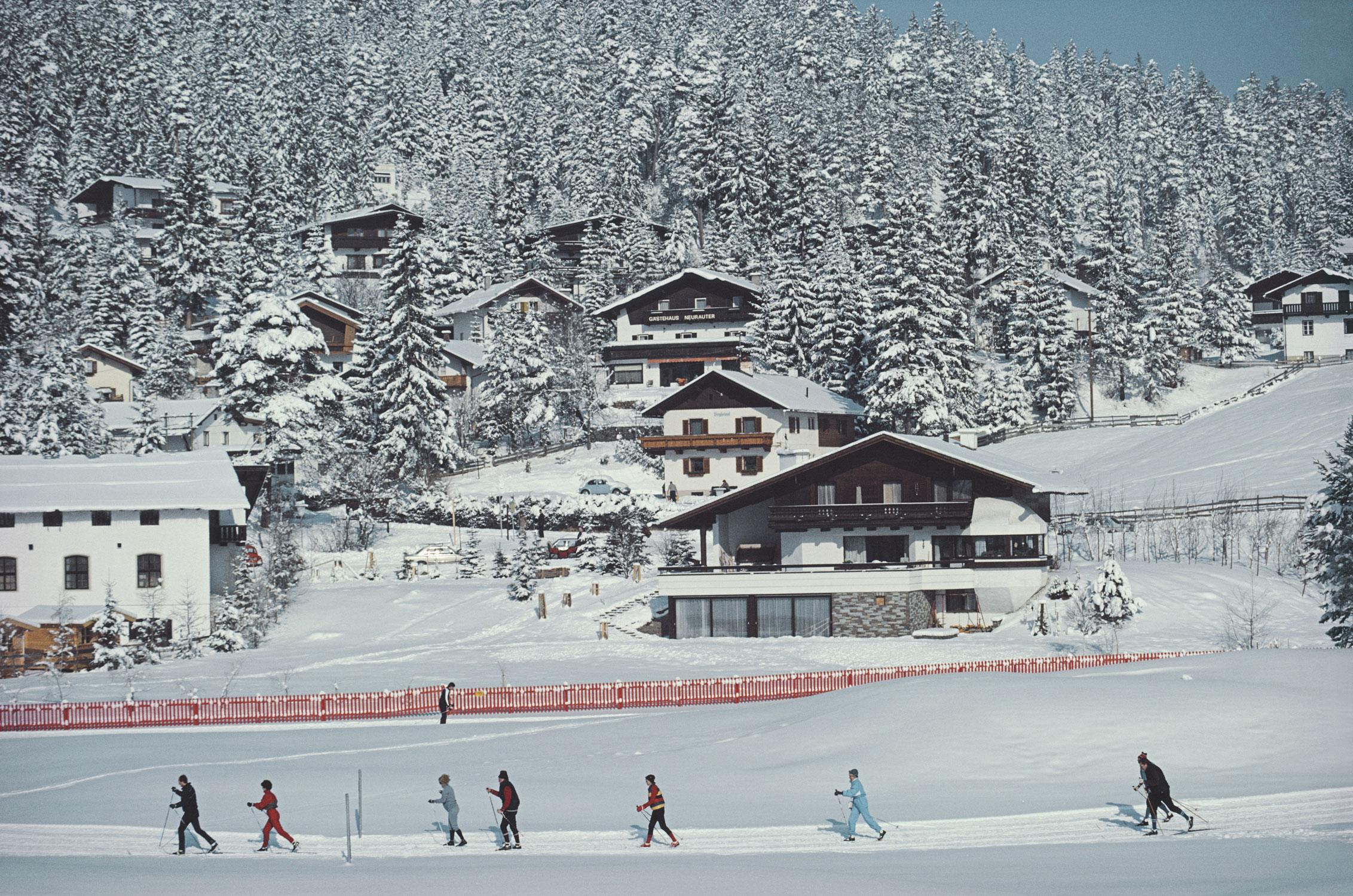 Slim Aarons
Ski à Seefeld
1985 (imprimé ultérieurement)
C imprimé 
Édition de 150 exemplaires numérotés et estampillés par la succession 
avec certificat d'authenticité

Un groupe d'hommes et de femmes font du ski de fond à Seefeld, Autriche, 1985.