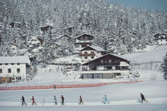 Slim Aarons „Skiing In Seefeld“ – Fotografie „Skiing In Seefeld“ – Mid-Century Modern