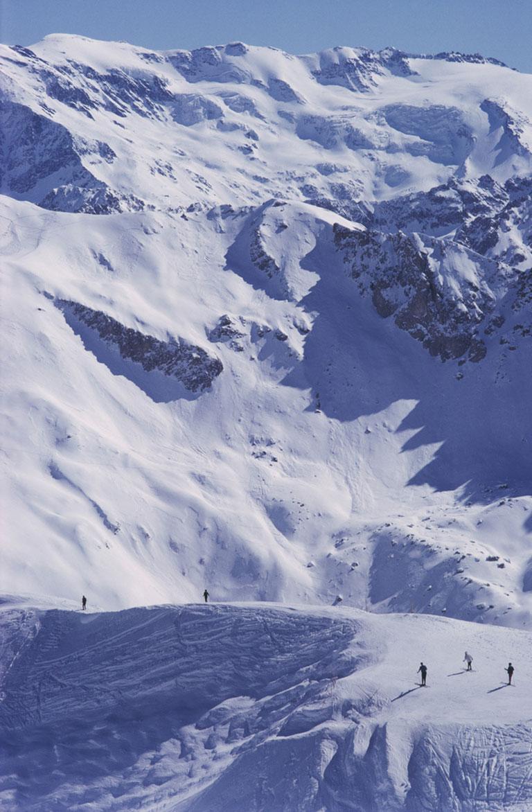 Slim Aarons Color Photograph – „Skiing In Sugarbush Vermont“ von Aarons