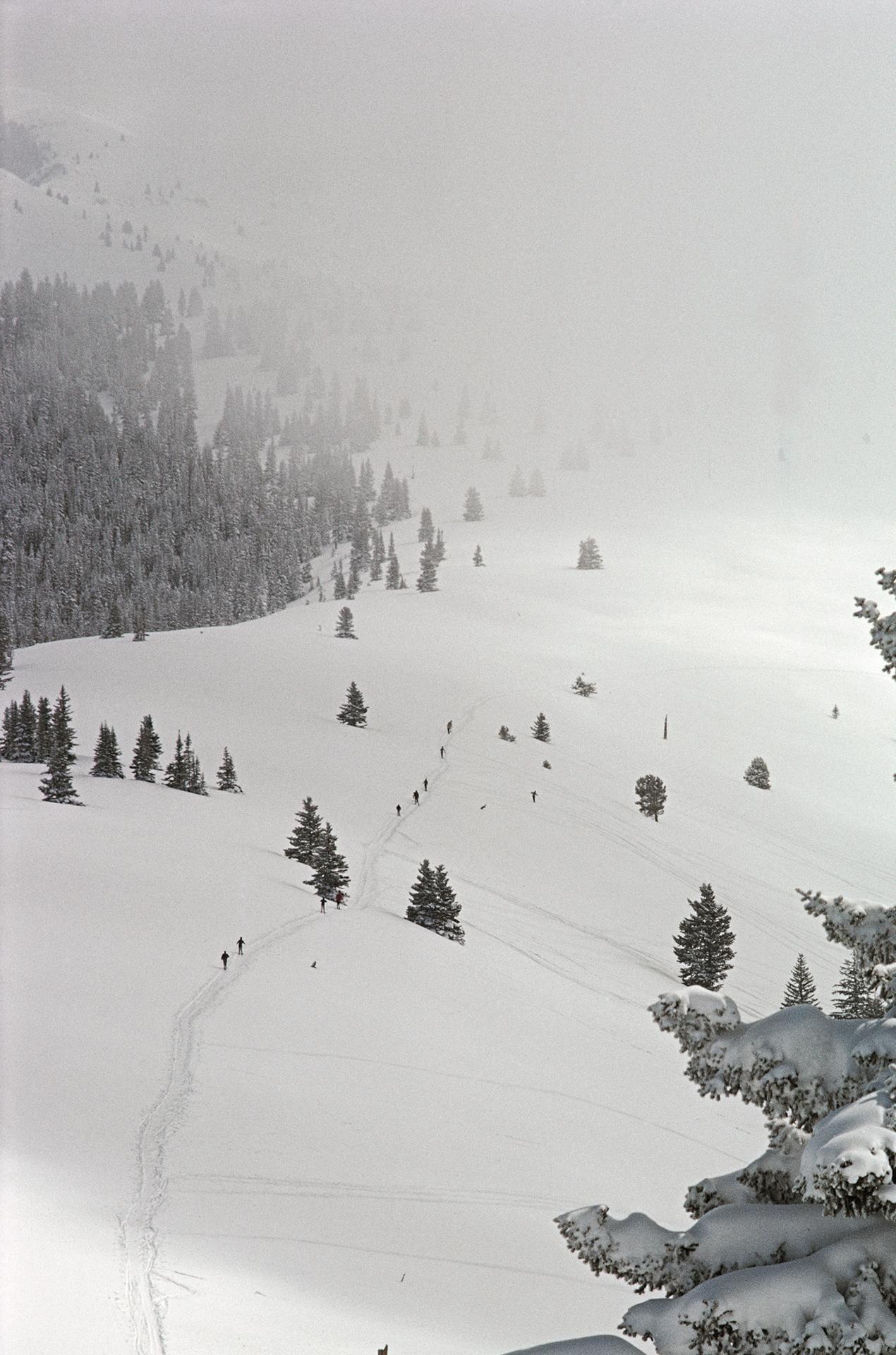Skifahren in Vail, Colorado, Nachlassausgabe, Winterlandschaftsfotografie (Blau), Figurative Photograph, von Slim Aarons