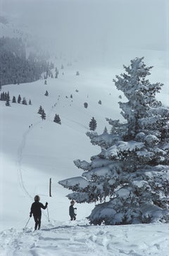 Slim Aarons, Skiing In Vail, 1964 (Edition des Nachlasses vonlim Aarons)