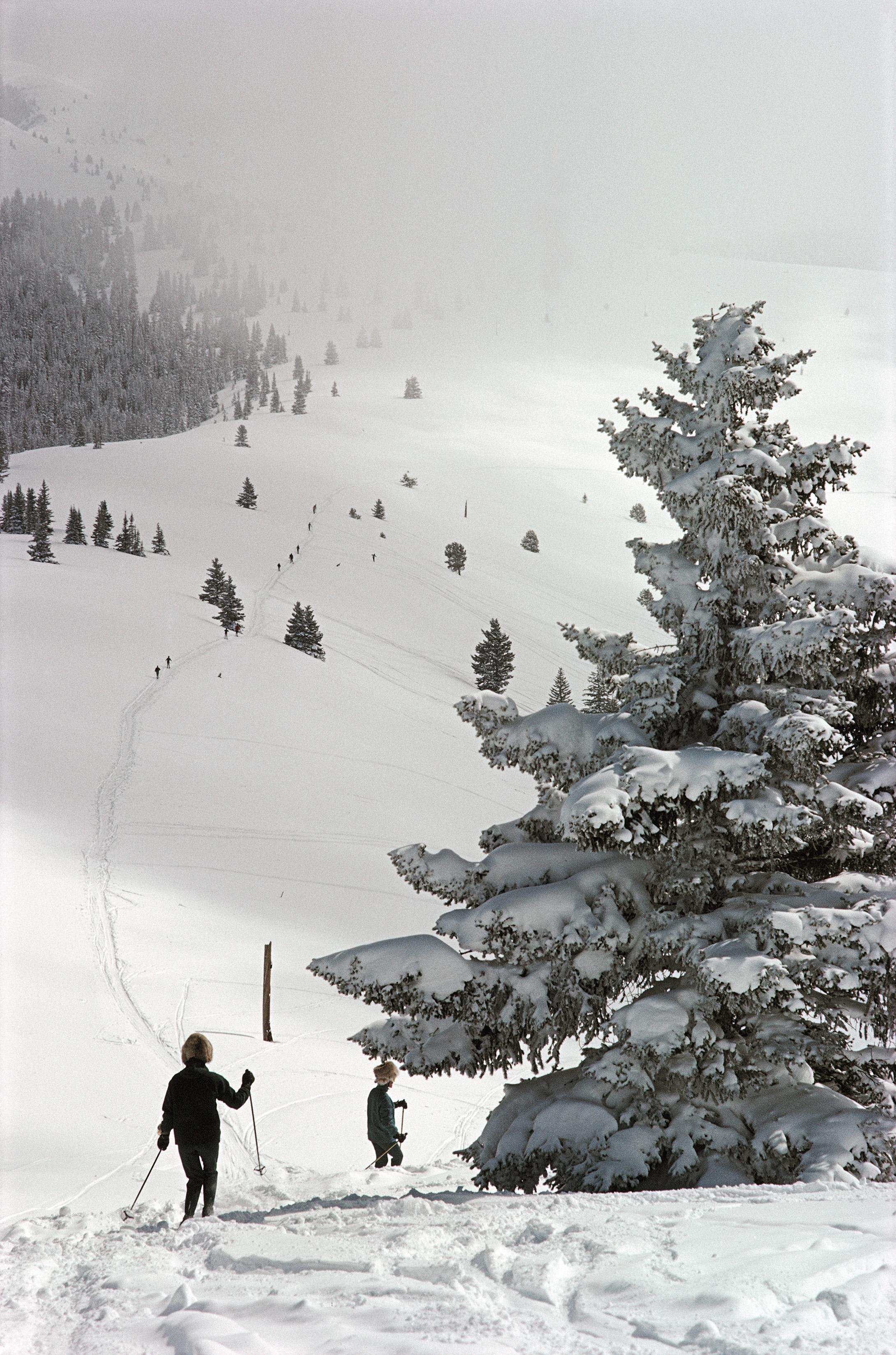 Slim Aarons Figurative Photograph – Skifahren in Vail, Colorado, Nachlassausgabe, Winterlandschaftsfotografie
