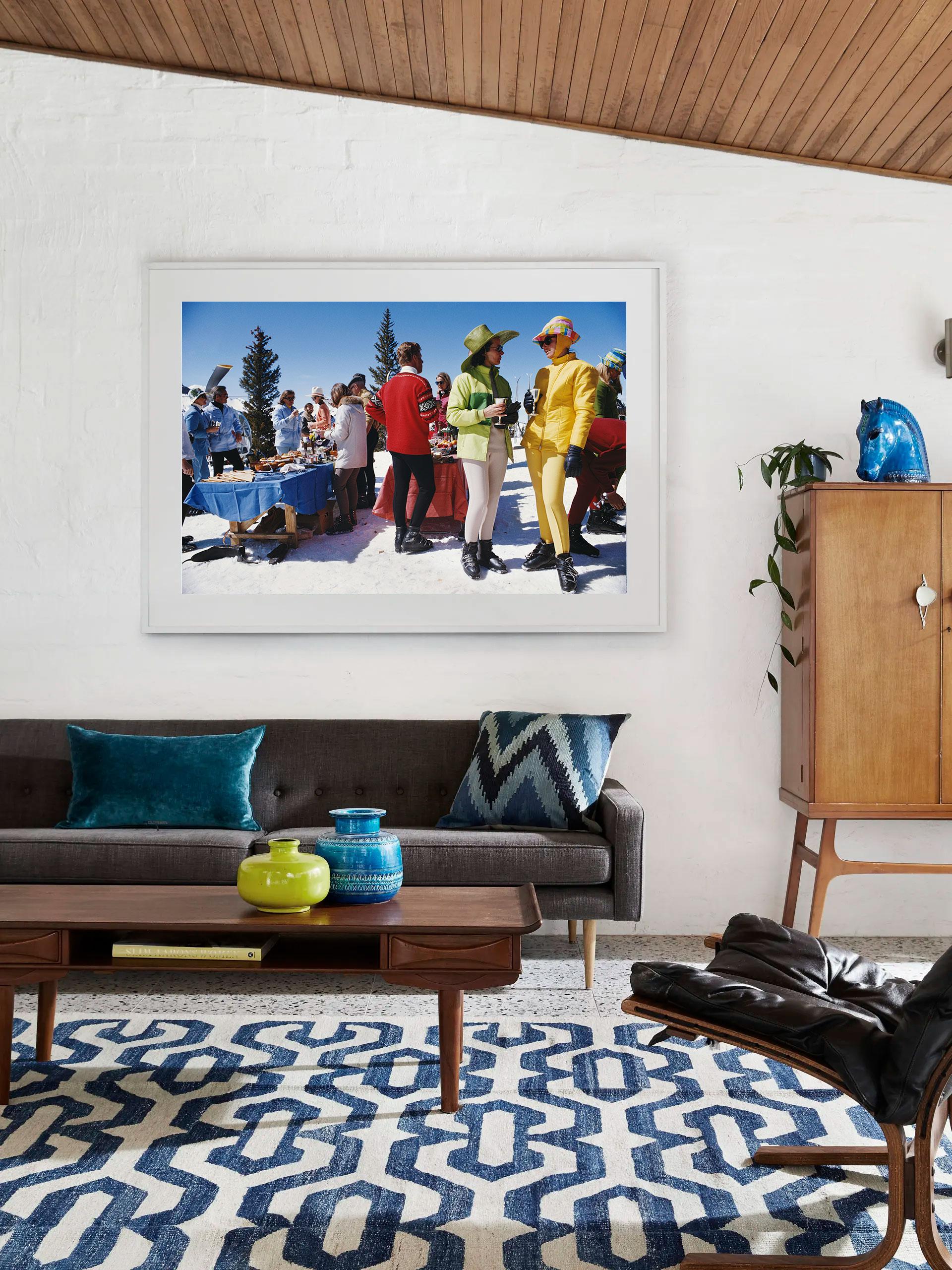 Slim Aarons „Snowmass Gathering“ - Moderne Fotografie der Mitte des Jahrhunderts im Angebot 2
