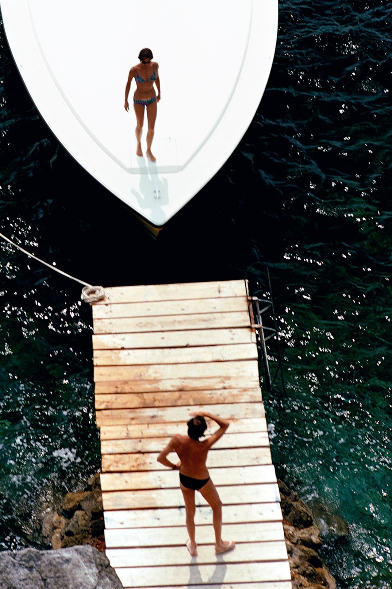 Speedboat Landing, Porto Ercole, Estate Edition - American Realist Photograph by Slim Aarons