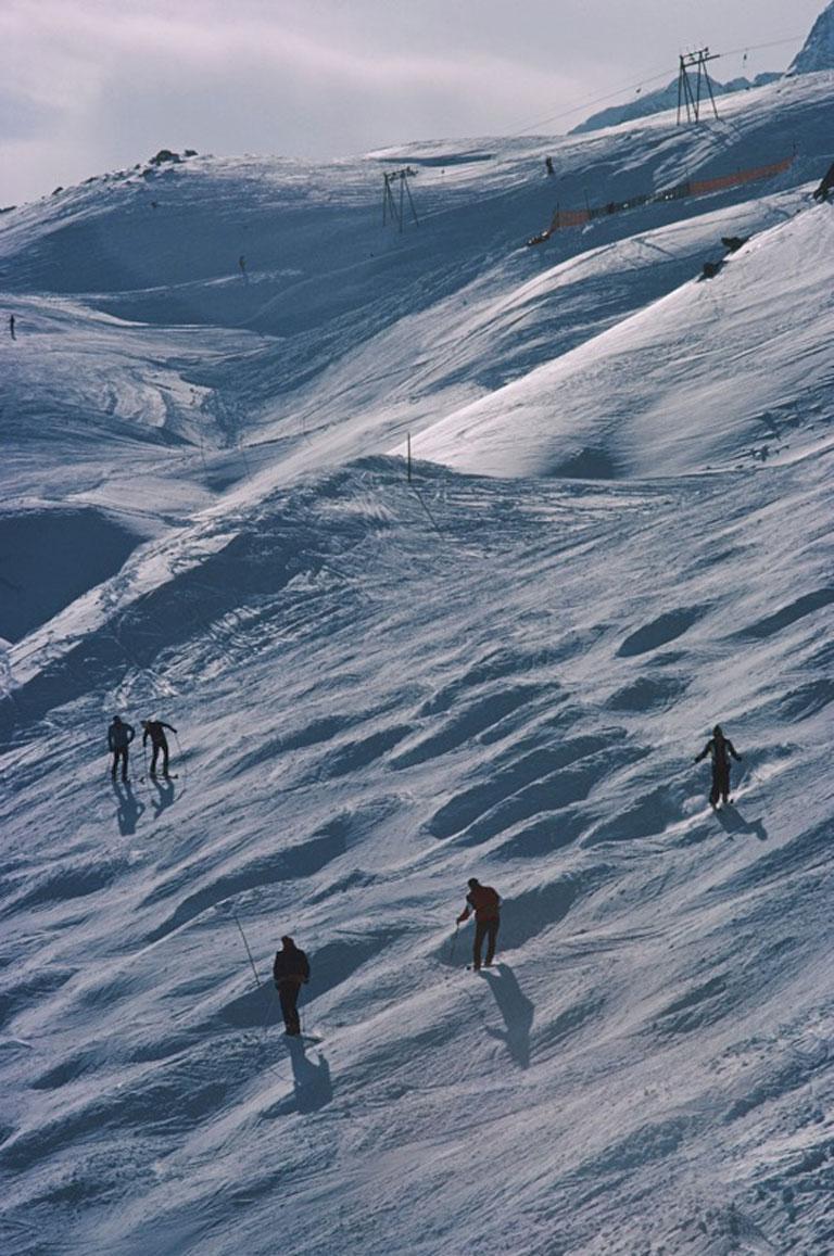 Skiers on a slope in St Moritz, Switzerland, March 1978.

Slim Aarons
St Moritz Skiers
1978Printed Later.
Chromogenic Lambda Print
Estate stamped and hand numbered edition of 150 with certificate of authenticity from the estate. 

Slim Aarons