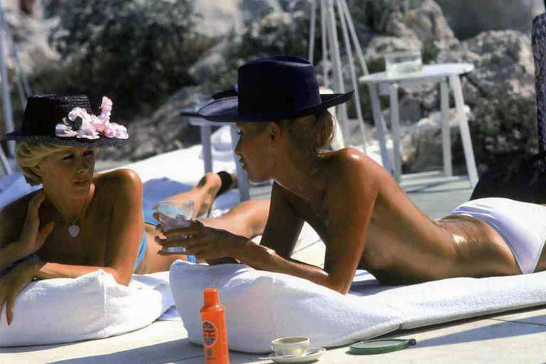 Dani Geneux (a sinistra) e Marie-Eugenie Gaudfrin prendono il sole all'Hotel du Cap Eden-Roc, Antibes, Francia, agosto 1976.

Edizione stampata e numerata a mano di 150 esemplari con certificato di autenticità dell'azienda.   

Slim Aarons