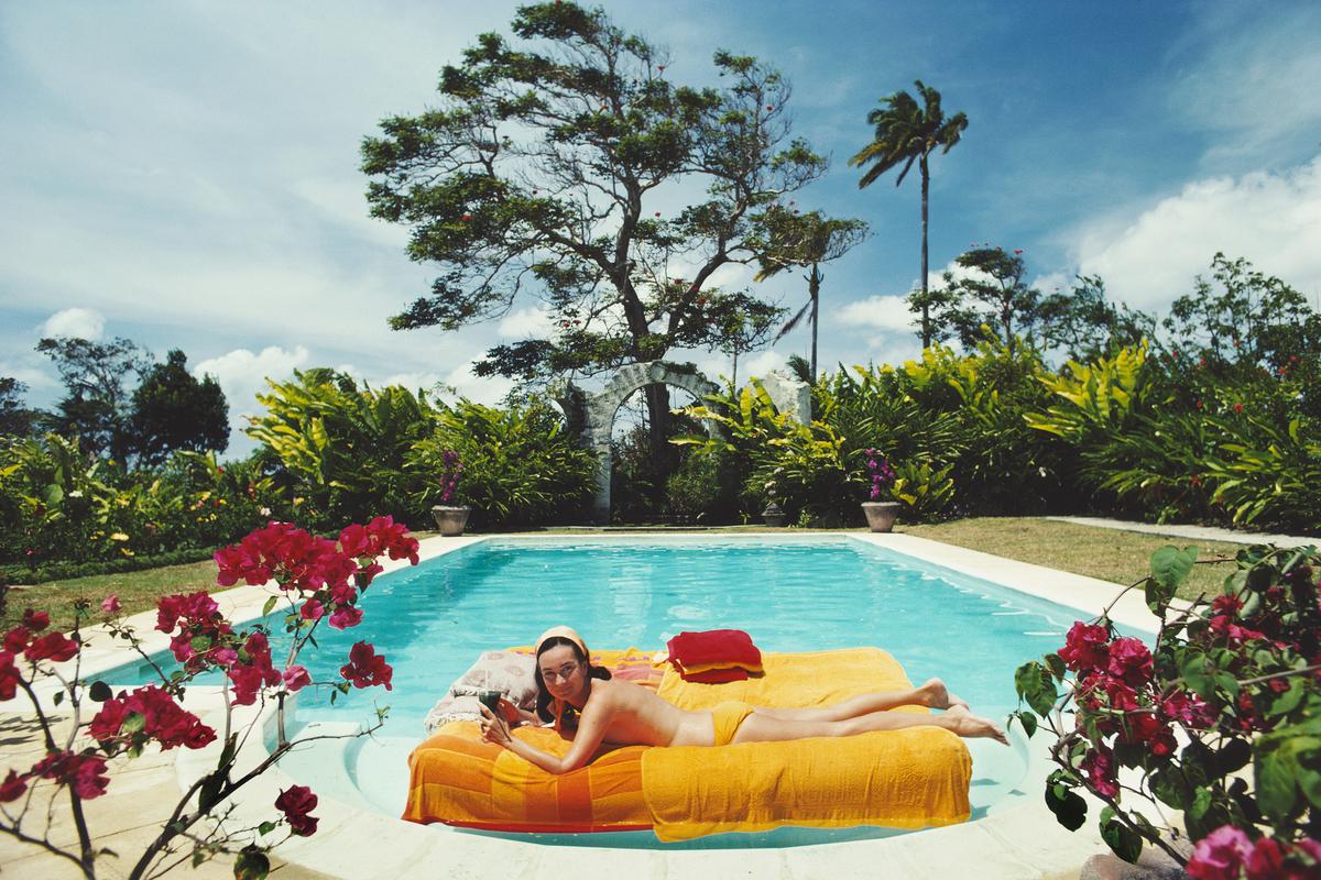 'Sonnenbaden auf Barbados'

Die ehemalige Pauline Haywood beim Sonnenbad auf einer Luftmatratze in einem vom englischen Künstler Oliver Messel entworfenen Swimmingpool, Barbados, April 1976. Ihre Familie besaß Haywood's Plantation. 

40 x 30" Zoll /