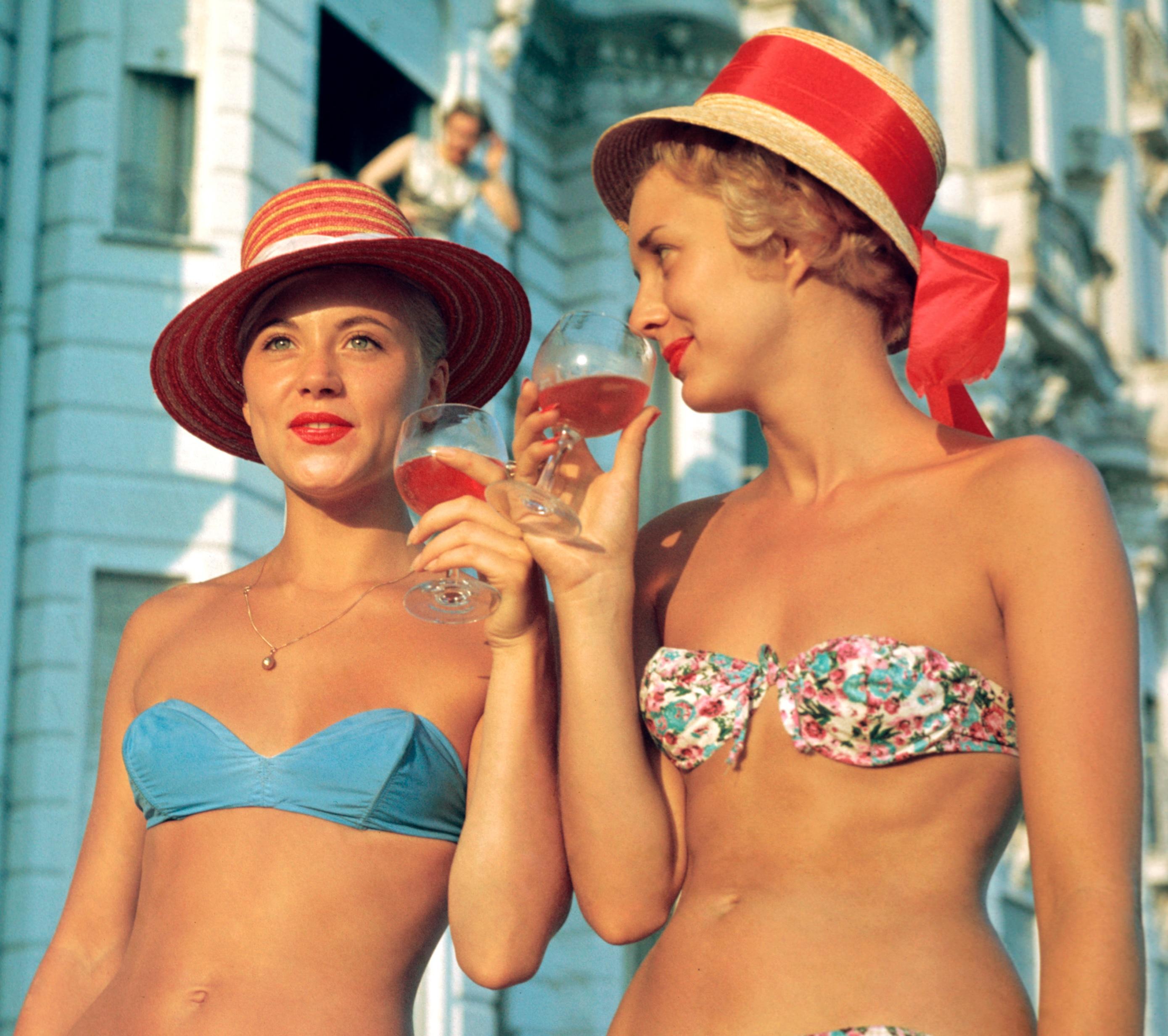 Slim Aarons 'Sundowners, Cannes' Fotografía moderna de mediados de siglo en venta 1