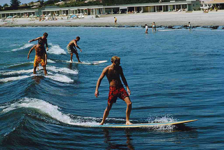 Slim Aarons Figurative Photograph – Schlanke Aarons : Surfer-Brüder