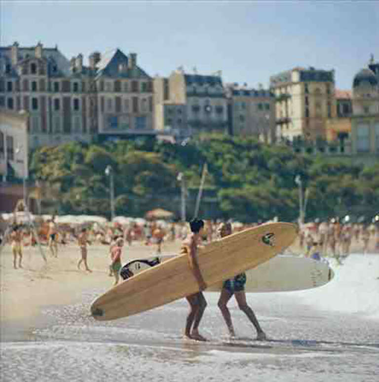 Der Schriftsteller und Drehbuchautor Peter Viertel (1920 - 2007) mit seinem Surfbrett am Strand von Biarritz, Frankreich, 1960.

Nachlassgestempelte und handnummerierte Auflage von 150 Stück mit Echtheitszertifikat des Nachlasses.   

Slim Aarons