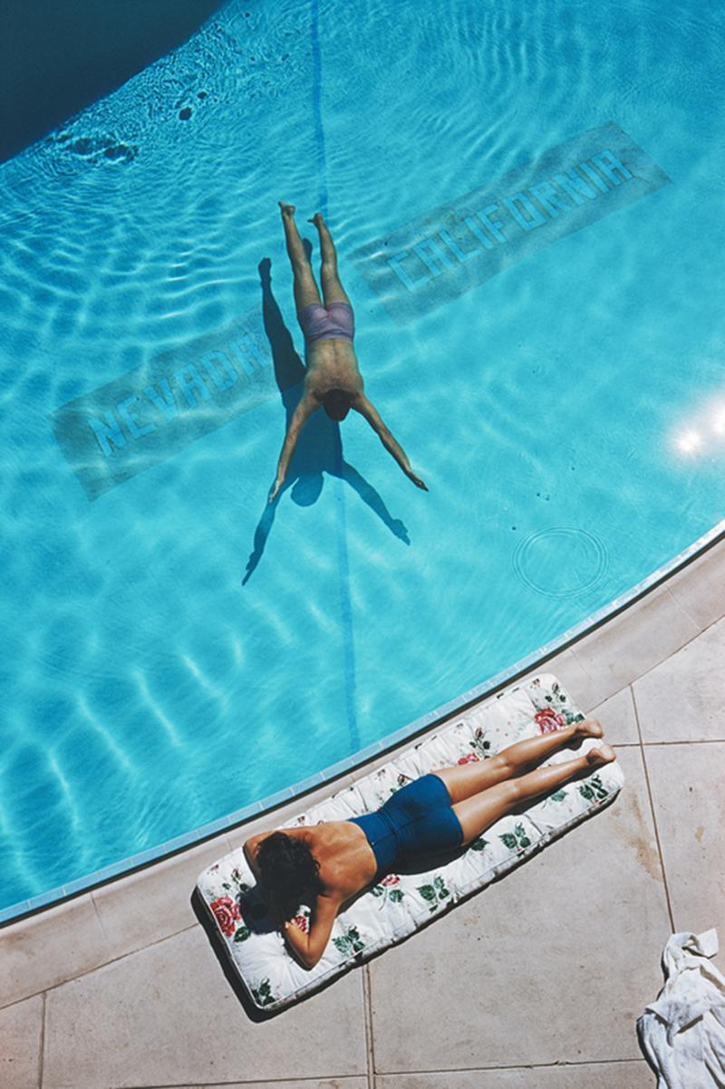 Schwimmer und Sonnenanbeter' 1959 Slim Aarons Limitierte Nachlassausgabe Druck 
Ein Unterwasserschwimmer und ein Sonnenanbeter in der Cal Neva Lodge am Ufer des Lake Tahoe, 1959. Das Cal Neva Resort und Casino liegt an der Grenze zwischen Nevada und