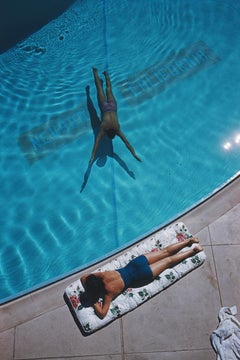 „Swimmer and Sunbather, Tahoe“ von Slim Aarons ( Nachlassausgabe vonlim Aarons)