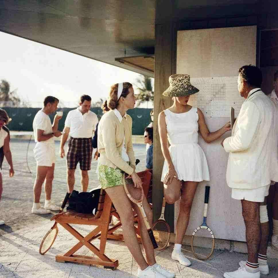 Tennis alle Bahamas, 1957
Stampa cromogenica lambda 
Edizione stampata e numerata a mano di 150 esemplari con certificato di autenticità dell'azienda.    

Due donne parlano con un uomo sul bordo di un campo da tennis alle Bahamas, nel 1957 circa.