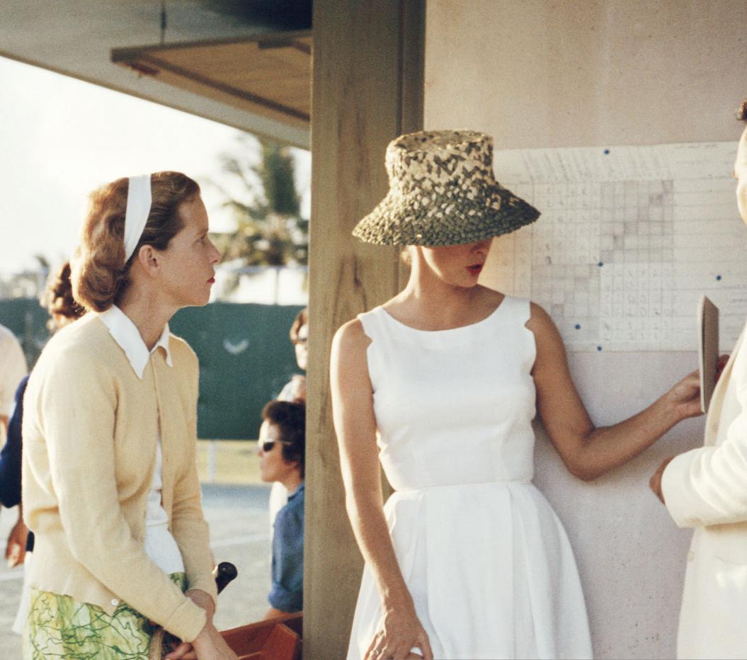 Tennis aux Bahamas, Édition de succession - Photograph de Slim Aarons