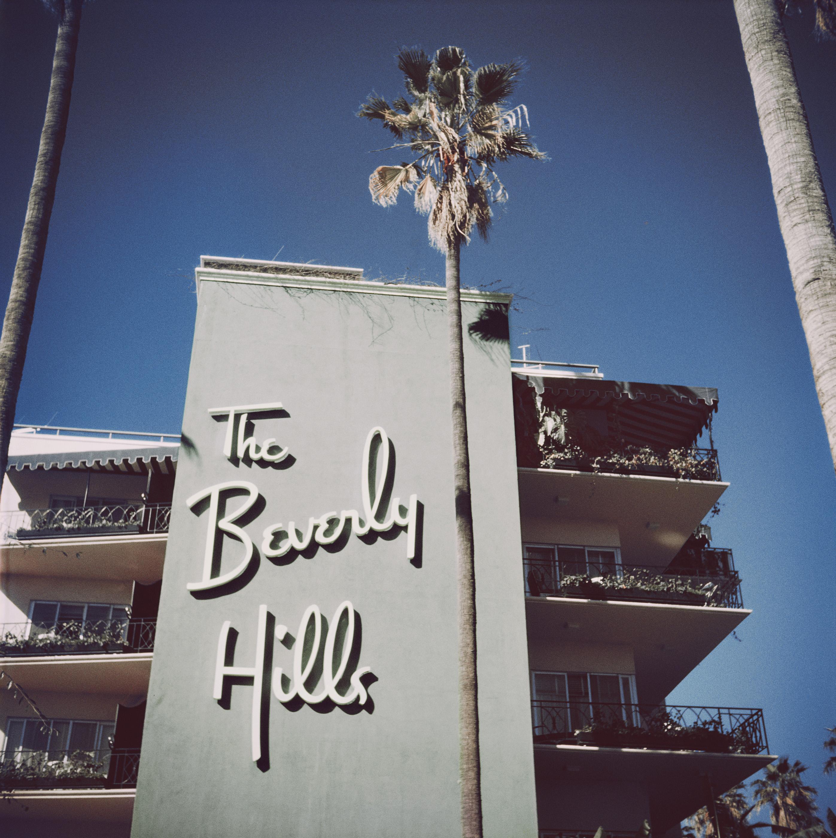 Beverly Hills Hotel
1957
C Druck
Nachlassgestempelte und handnummerierte Auflage von 150 Stück mit Echtheitszertifikat des Nachlasses.

Das Schild an der Seite des Beverly Hills Hotel am Sunset Boulevard in Kalifornien, 1957. 

Slim Aarons