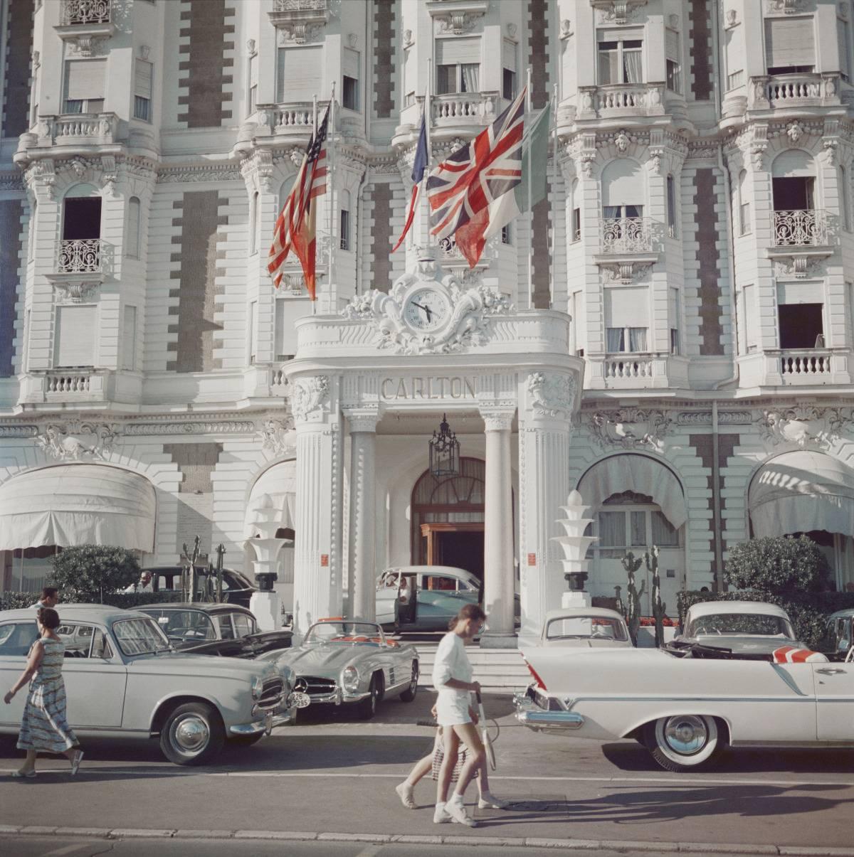 Hotel Carlton
1958
C Druck
Nachlassgestempelte und handnummerierte Auflage von 150 Stück mit Echtheitszertifikat des Nachlasses. 

Der Eingang zum Carlton Hotel, Cannes, Frankreich, 1958. 

Slim Aarons (1916-2006) arbeitete hauptsächlich für