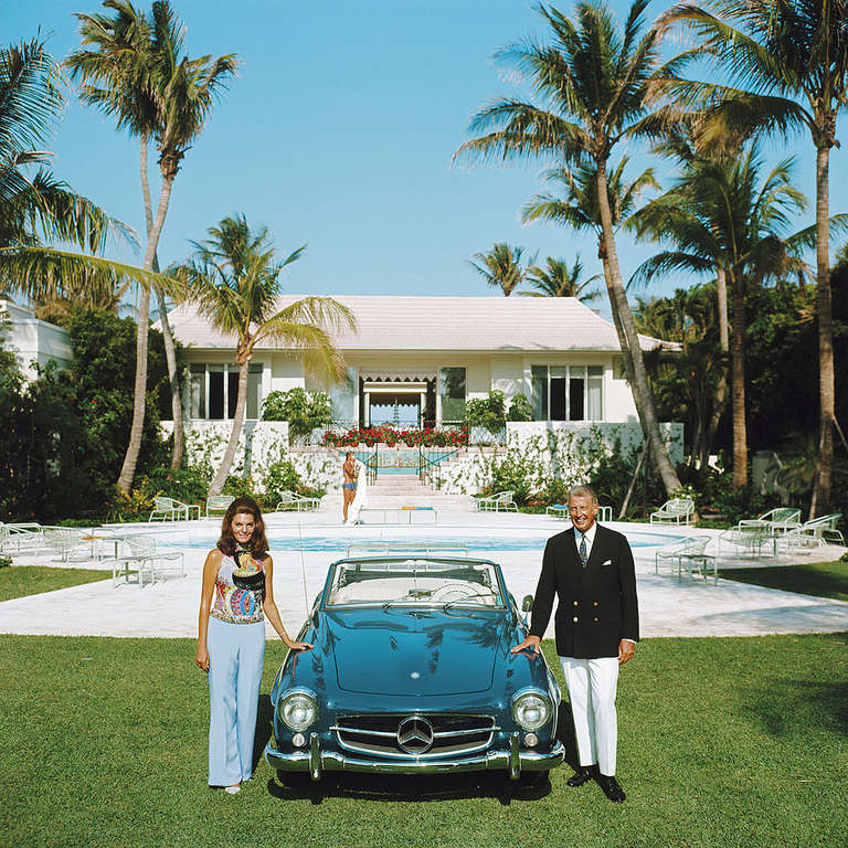 Mai 1970: Alvin und Lilly Fuller posieren vor ihrem neuen Haus in Palm Beach, Florida, mit ihrem eleganten europäischen Sportwagen, dem Mercedes 190SL

Nachlassgestempelte und handnummerierte Auflage von 150 Stück mit Echtheitszertifikat des