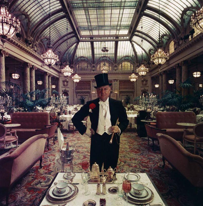 Slim Aarons 'Top People's Eatery' - Edition limitée estampillée Estate Stamped