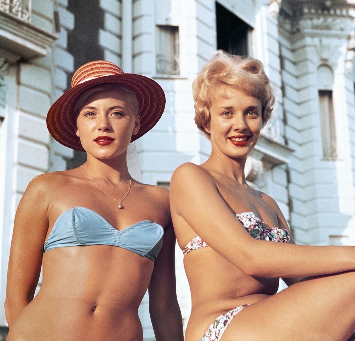 Slim Aarons 'Top Up?, Cannes' Fotografía moderna de mediados de siglo en venta 3