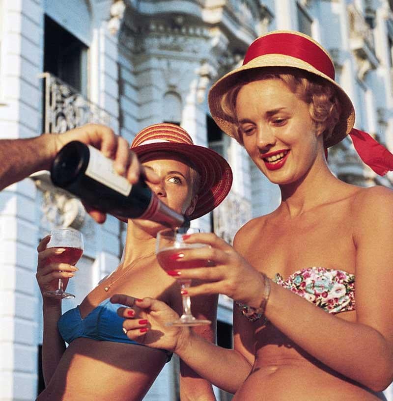 ¿Recargar?
1958
Impresión C
Edición sellada y numerada a mano de 150 ejemplares con certificado de autenticidad de la propiedad. 

LEYENDA: 1958: Juerguistas en bañador disfrutan de una copa de vino en el exterior del Hotel Carlton, Cannes. (Foto de