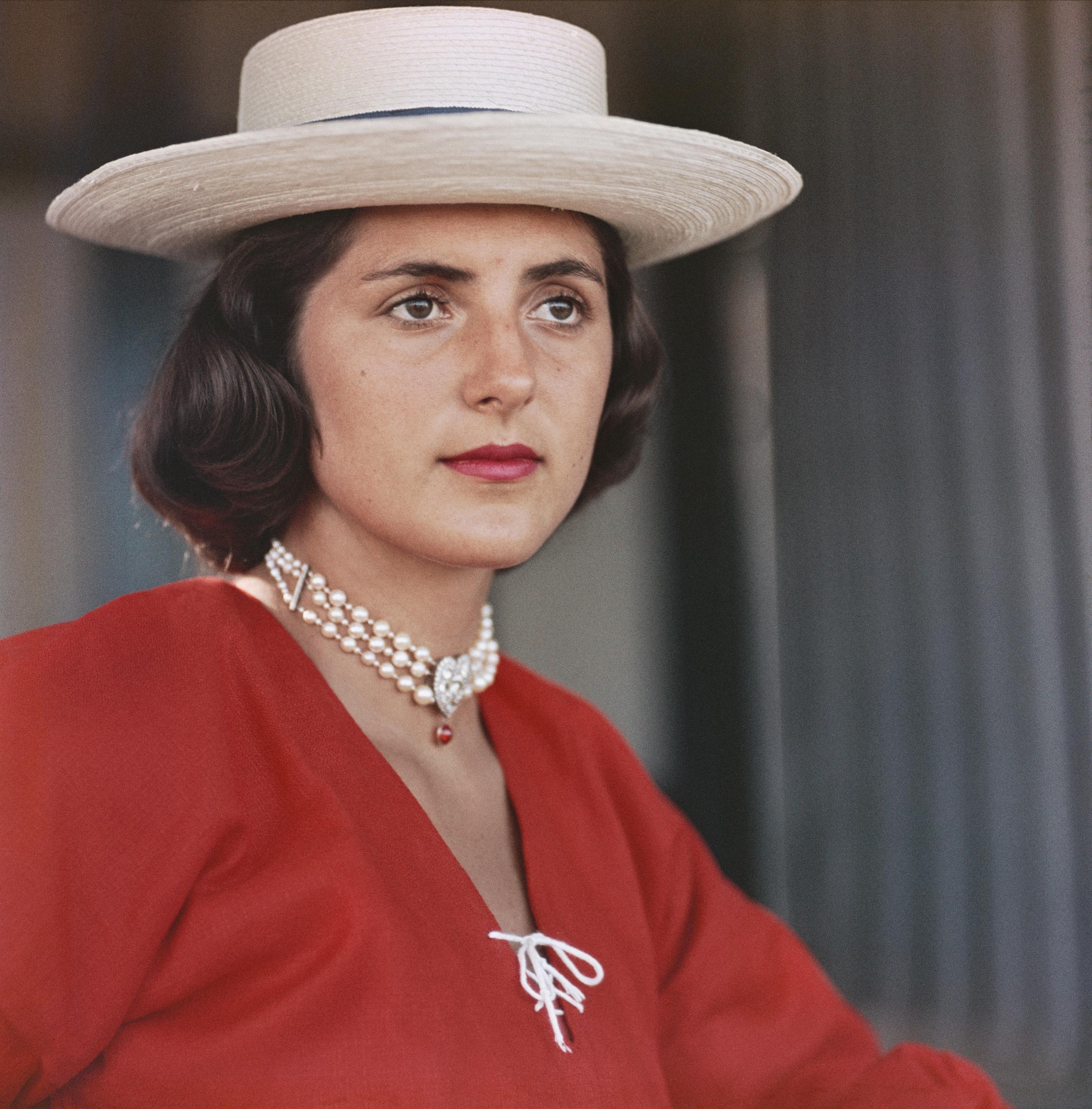 Ursula Pacelli
1957 (später gedruckt)
Chromogener Druck
Unterschrift  gestempelte und handnummerierte Auflage von 150 Stück mit Echtheitszertifikat aus dem Nachlass von Slim Aarons.   

Ursula Pacelli posiert auf dem Lido von Venedig, Venedig,