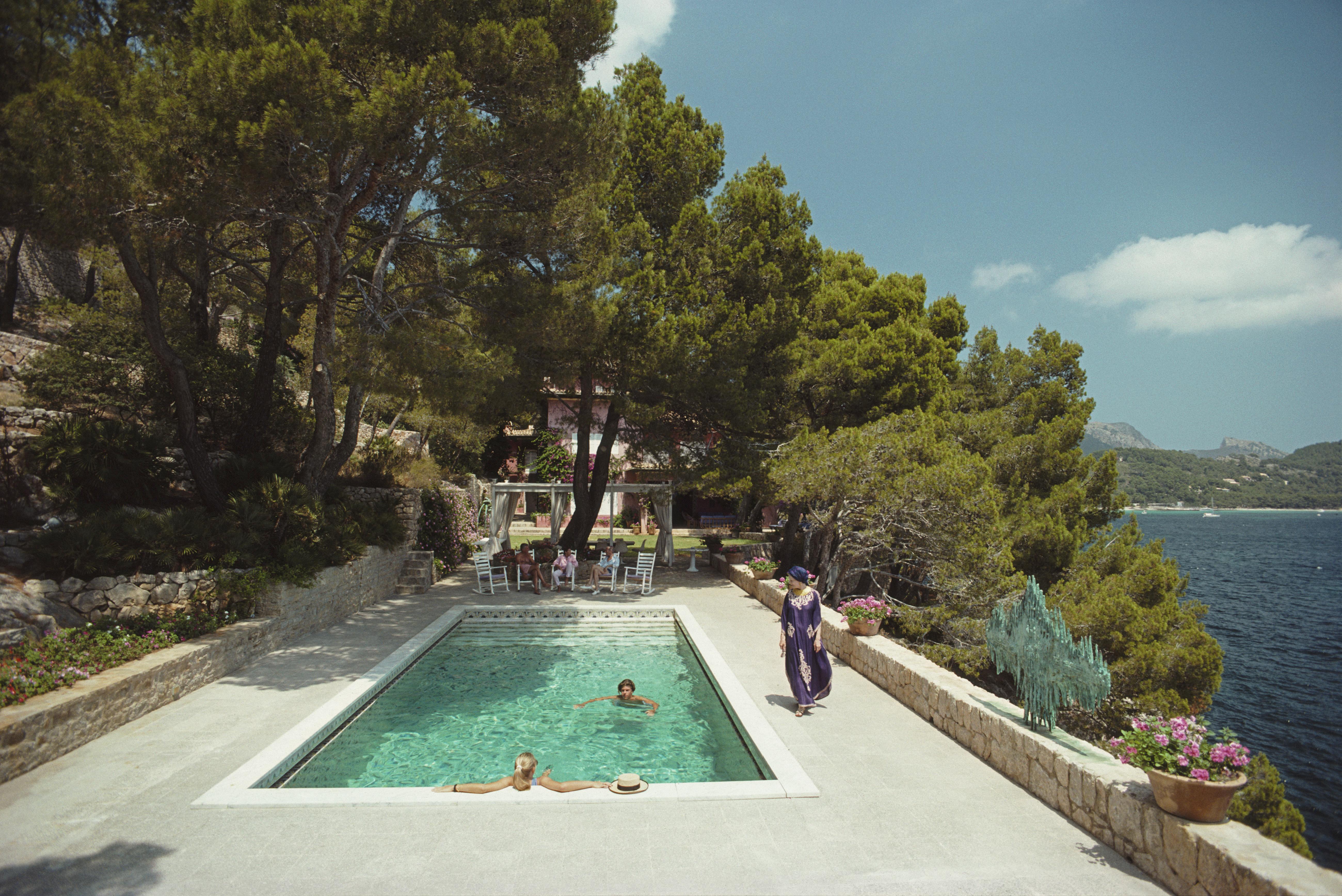 Schlanke Aarons
Vane's Villa, 1987
C Druck 
Nachlassgestempelte und nummerierte Auflage von 150 Stück 
mit Echtheitszertifikat

Gäste in der Villa von Vane Ivanovic in Cap de Formentor, Mallorca, Spanien, 1987.

Slim Aarons (1916-2006) arbeitete
