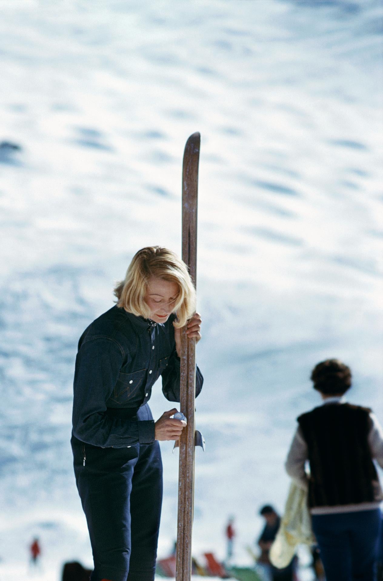 Verbier Skier, Nachlassausgabe, Porträtfotografie (Blau), Color Photograph, von Slim Aarons