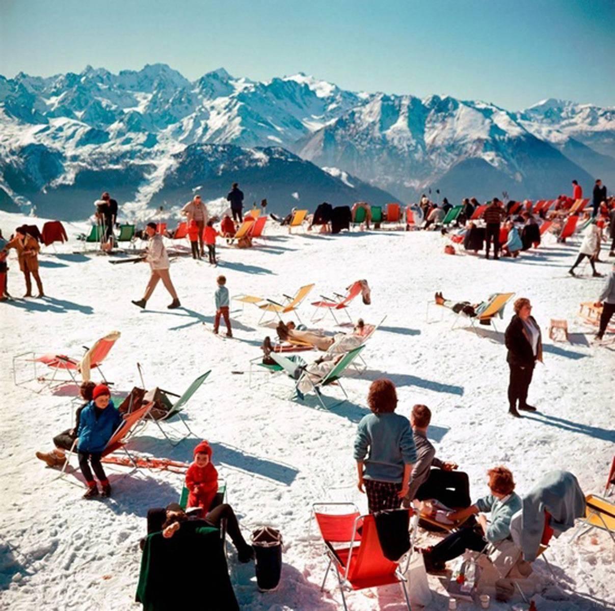 Bildunterschrift: Urlauber sonnen sich auf einem Berggipfel in Verbier, 1964

Nachlassgestempelte und handnummerierte Auflage von 150 Stück mit Echtheitszertifikat des Nachlasses. 

Slim Aarons (1916-2006) arbeitete hauptsächlich für