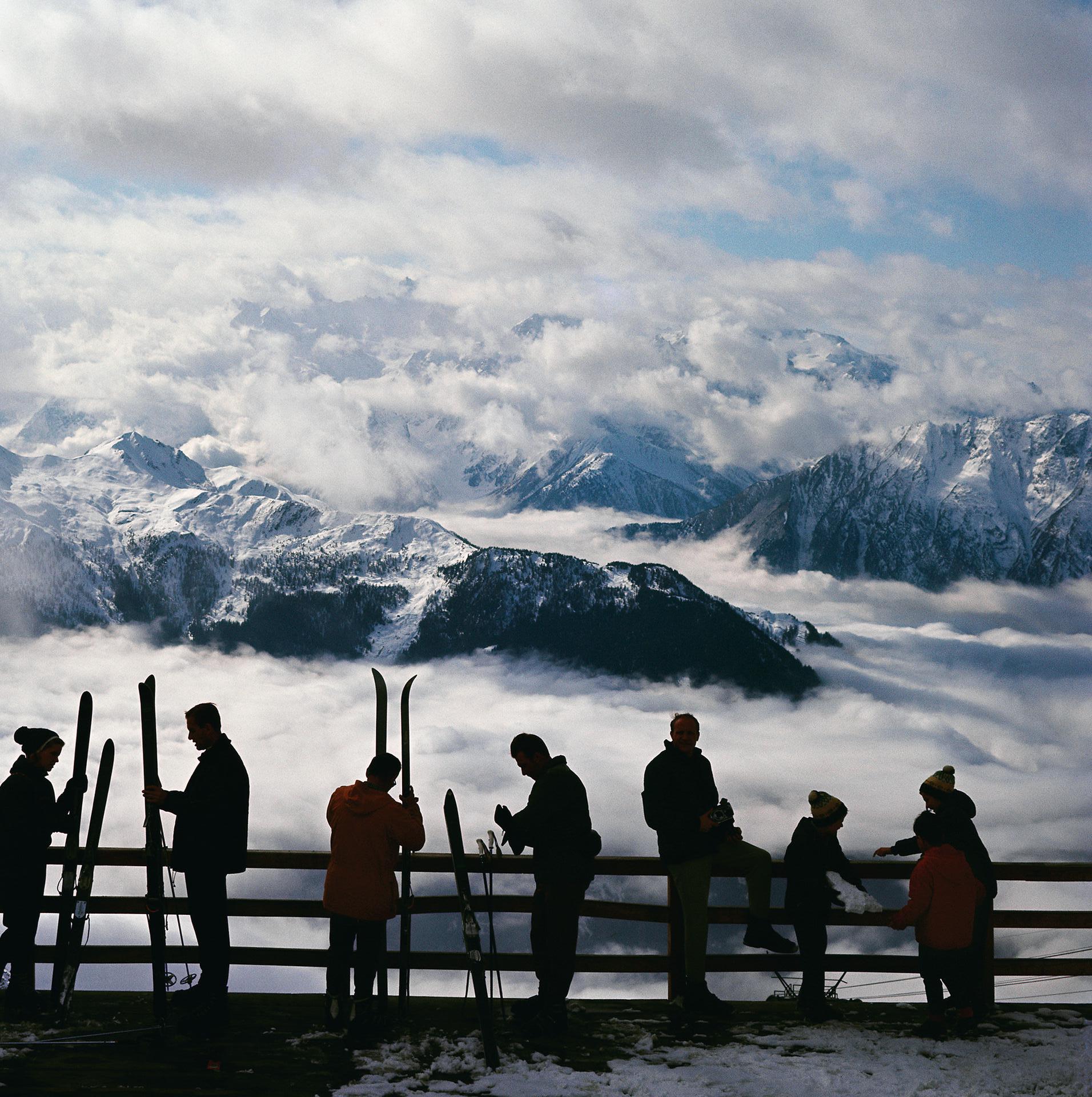 Verbier-Ansicht, Schweiz, Nachlassausgabe, Landschaftsfotografie (Grau), Landscape Photograph, von Slim Aarons