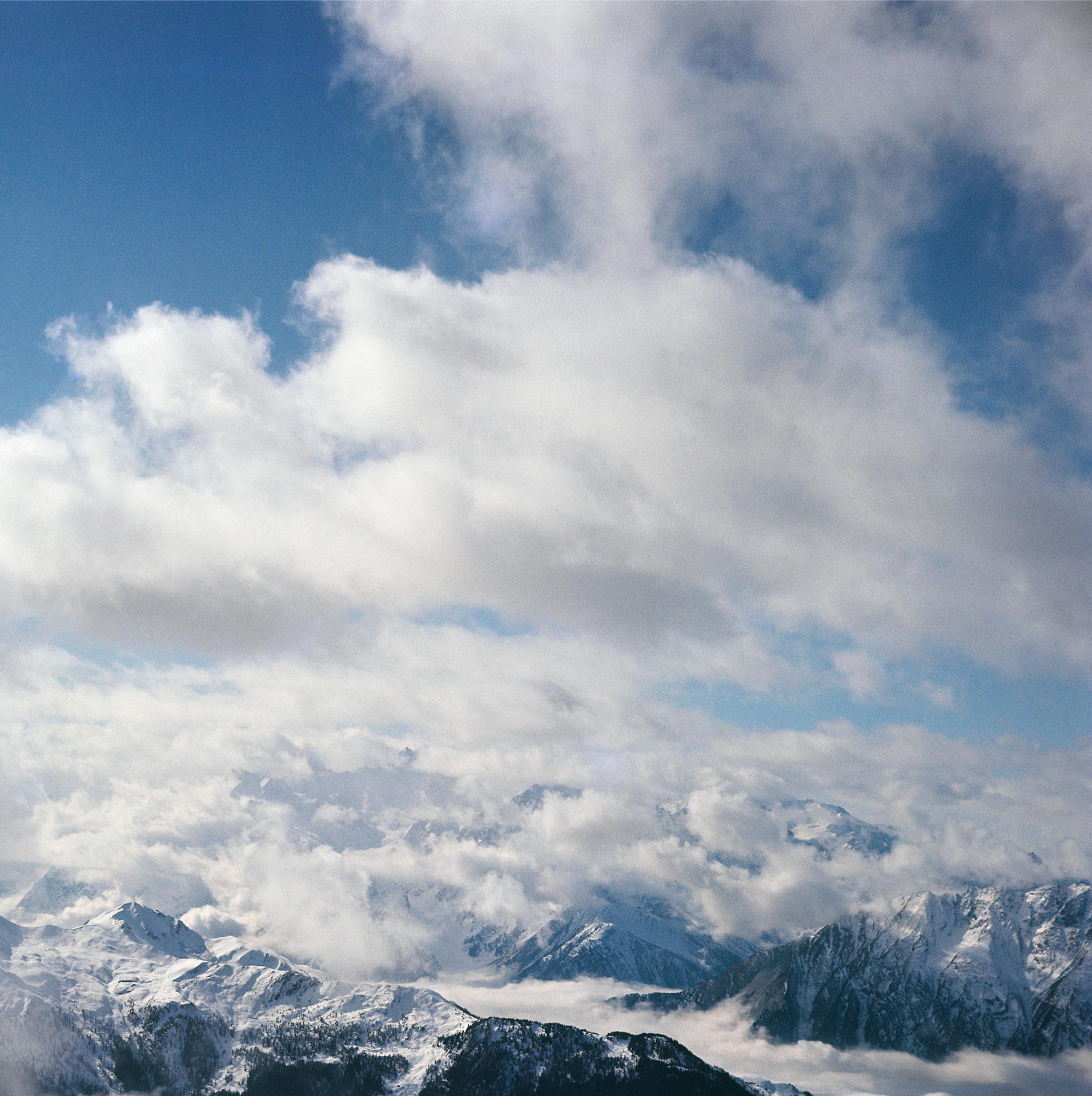 Verbier-Ansicht, Schweiz, Nachlassausgabe, Landschaftsfotografie

Diese Landschaftsaufnahme des Gesellschaftsfotografen Slim Aarons aus den frühen 1960er Jahren zeigt Skifahrer, die den Blick über ein Wolkental in Verbier genießen. 

Dies ist eine